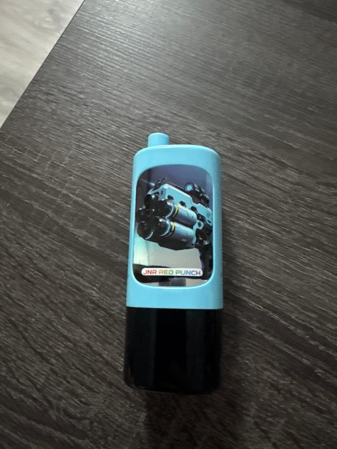 Satisfecho con sus vapers desechables y caladas